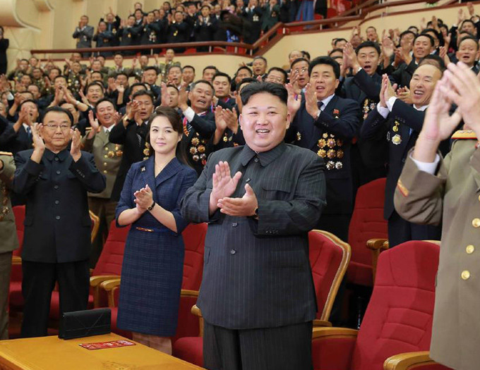 Trước đó, vào tháng 9/2017, bà Ri từng diện thiết kế này khi tham dự bữa tiệc chúc mừng thành công của vụ thử bom hạt nhân. Gu thời trang tiên phong của phu nhân ông Kim Jong-un - page 2 - 4