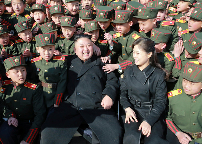 Ngày 2/3/2017, vợ chồng ông Kim Jong-un cùng mặc áo choàng dáng dài màu đen trong chuyến thăm trường Cách mạng Mangyongdae tại Bình Nhưỡng. Gu thời trang tiên phong của phu nhân ông Kim Jong-un - page 2 - 7