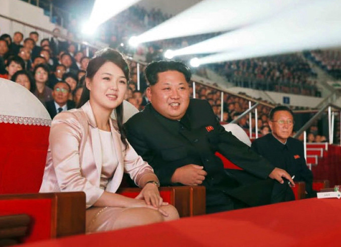 Phu nhân lãnh đạo Triều Tiên đẹp nhẹ nhàng trong bộ váy satin, rạng rỡ theo dõi chương trình ca nhạc kỷ niệm 72 năm thành lập Đảng Lao động năm 2015. Gu thời trang tiên phong của phu nhân ông Kim Jong-un - page 2 - 9