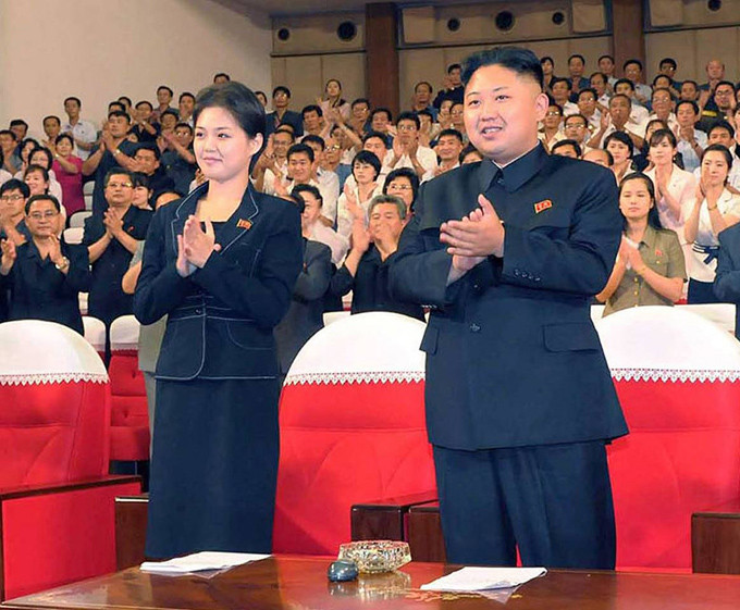 Sau lần đầu công khai xuất hiện bên ông Kim Jong-un tại một chương trình ca nhạc năm 2012, Ri Sol-ju tháp tùng chồng trong nhiều sự kiện và liên tiếp phủ sóng truyền thông. Gu thời trang tiên phong của phu nhân ông Kim Jong-un - 1