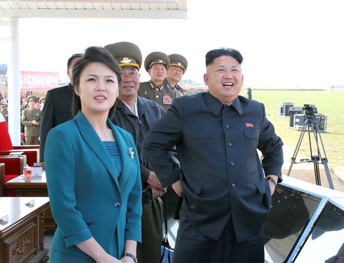 Bà Ri trẻ trung khi xem cuộc thi "Bay chiến đấu 2014" ở Bình Nhưỡng hôm 10/5/2014. Gu thời trang tiên phong của phu nhân ông Kim Jong-un - page 2 - 8