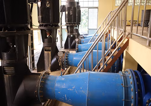 Trạm bơm ở nhà máy nước Cầu Đỏ vận hành sản xuất nước sạch. Ảnh: Nguyễn Đông.