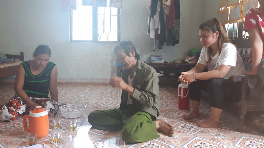 Gia đình 2 em vô cùng lo lắng khi 2 con mất tích đã mấy hôm. Gia đình 2 em vô cùng lo lắng khi 2 con mất tích đã mấy hôm.