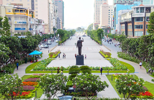 Hai bên phố đi bộ Nguyễn Huệ bị cấm xe tối cuối tuần. Ảnh: Hữu Công. Phố đi bộ Nguyễn Huệ. Ảnh: Hữu Công