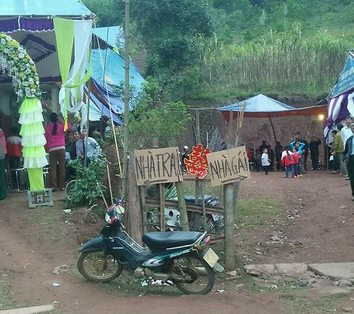 Nhà nàng ở cạnh nhà tôi. Nhà nàng ở cạnh nhà tôi.