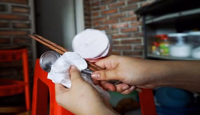 Cảnh báo: Chị em đang rước bệnh vào người vì thói quen sử dụng giấy vệ sinh sai lầm này ảnh 3