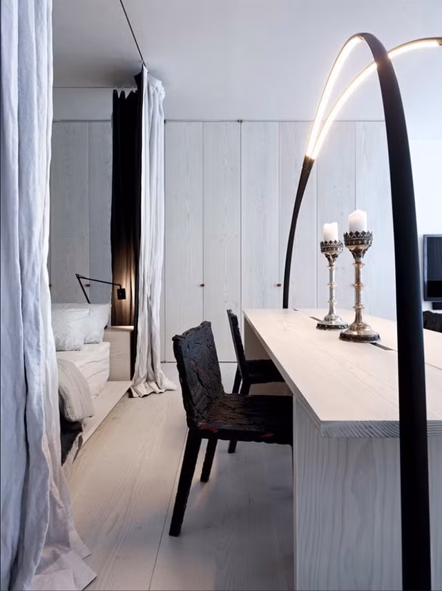  Tuy nhiên chúng ta vẫn có thể thấy chút cổ điển như chiếc ghế ngồi này chẳng hạn. 