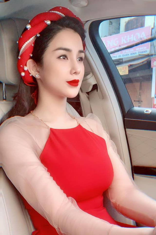 3 ngày Tết ai cũng xúng xính áo dài cách tân nhưng đây mới là 3 kiểu được các người đẹp Vbiz diện nhiều nhất - Ảnh 7. 3 ngày Tết ai cũng xúng xính áo dài cách tân nhưng đây mới là 3 kiểu được các người đẹp Vbiz diện nhiều nhất - Ảnh 7.