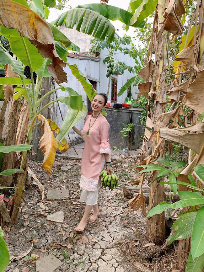 3 ngày Tết ai cũng xúng xính áo dài cách tân nhưng đây mới là 3 kiểu được các người đẹp Vbiz diện nhiều nhất - Ảnh 9. 3 ngày Tết ai cũng xúng xính áo dài cách tân nhưng đây mới là 3 kiểu được các người đẹp Vbiz diện nhiều nhất - Ảnh 9.