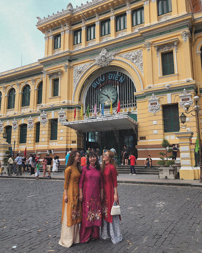 3 ngày Tết ai cũng xúng xính áo dài cách tân nhưng đây mới là 3 kiểu được các người đẹp Vbiz diện nhiều nhất - Ảnh 4. 3 ngày Tết ai cũng xúng xính áo dài cách tân nhưng đây mới là 3 kiểu được các người đẹp Vbiz diện nhiều nhất - Ảnh 4.