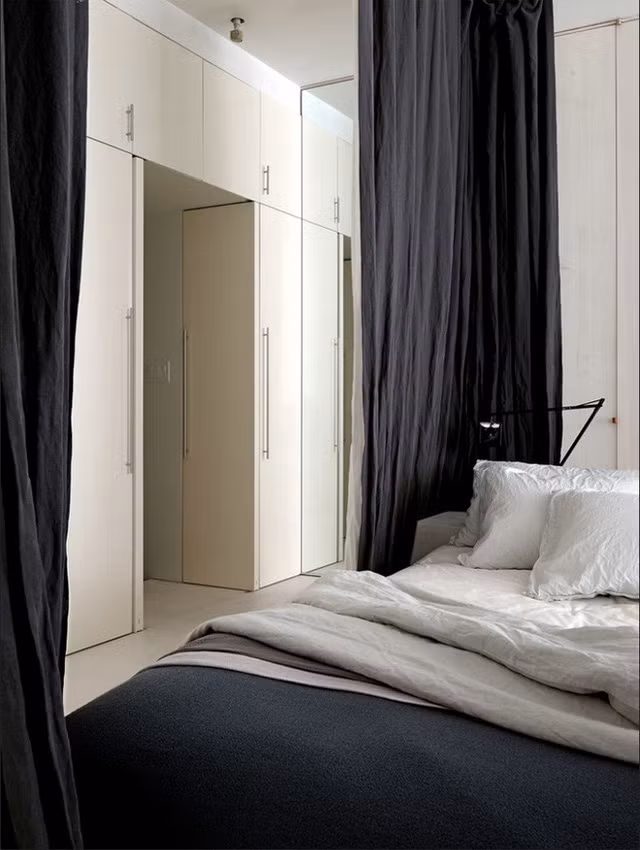  Một chiếc gương cỡ lớn được sử dụng để ăn gian diện tích cho căn hộ. 