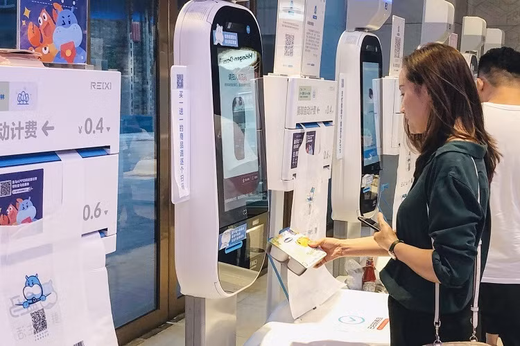 Người dùng quẹt mã trên sản phẩm Vinamilk để tìm hiểu thông tin, truy xuất nguồn gốc.