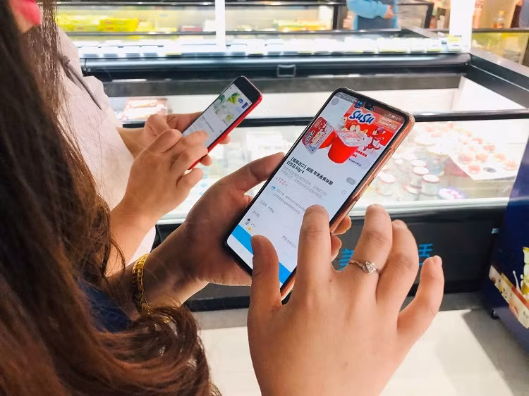 Người dùng chọn mua sản phẩm sữa chua của Vinamilk trên nền tảng thương mại điện tử Hema.