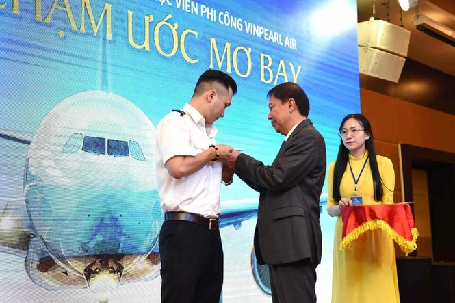 Những chiếc huy hiệu học viên VinAviation được trao cho các học viên phi công