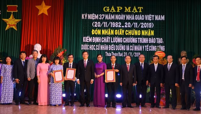  Đại diện Trung tâm Kiểm định chất lượng, ĐH Quốc gia Hà Nội trao giấy chứng nhận cho chương trình đào tạo của Trường ĐH Y Dược Huế gồm dược học, cử nhân điều dưỡng và cử nhân y tế công cộng 