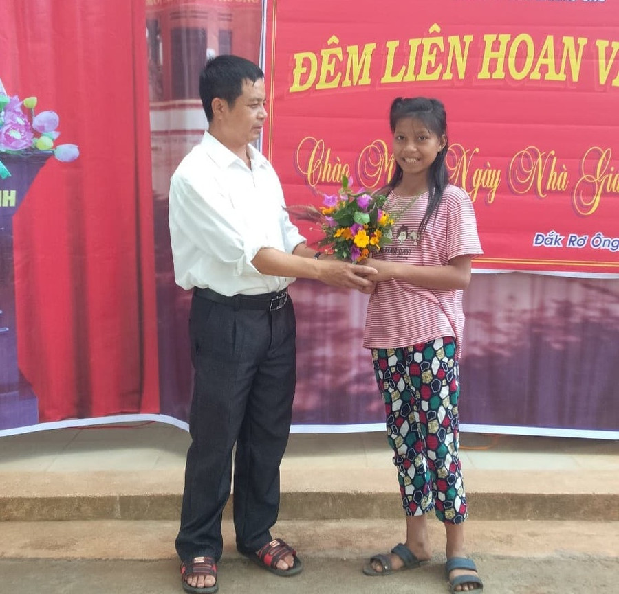 Các em học sinh ở Tu Mơ Rông ngại ngùng khi tặng những bó hoa dại cho giáo viên nhân ngày 20/11. Các em học sinh ở Tu Mơ Rông ngại ngùng khi tặng những bó hoa dại cho giáo viên nhân ngày 20/11.