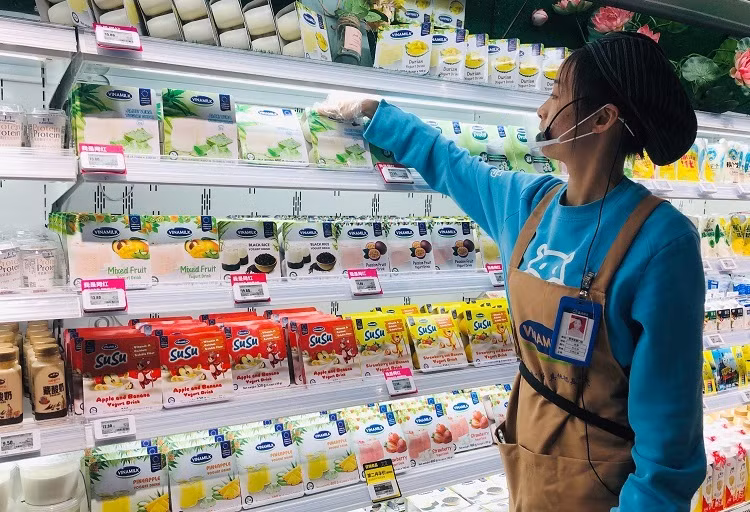 Sản phẩm Vinamilk bày bán trong siêu thị Hema.