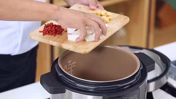 3 sai lầm khi sử dụng khiến nồi áp suất nổ như bom, lấy mạng cả nhà - Ảnh 2.