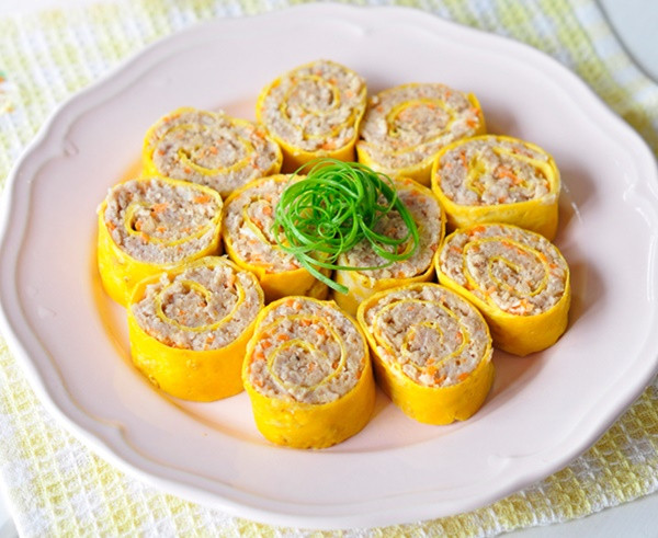 Hướng dẫn làm trứng cuộn thịt bằm thơm ngon, bắt mắt (Ảnh: Hong Ngoc Foody)