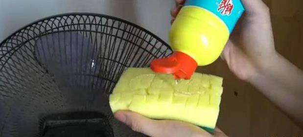 Vệ sinh quạt sạch sẽ mà không cần tháo lồng quạt.