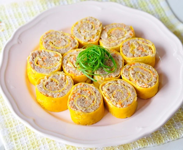 Hướng dẫn làm trứng cuộn thịt bằm thơm ngon, bắt mắt (Ảnh: Hong Ngoc Foody)