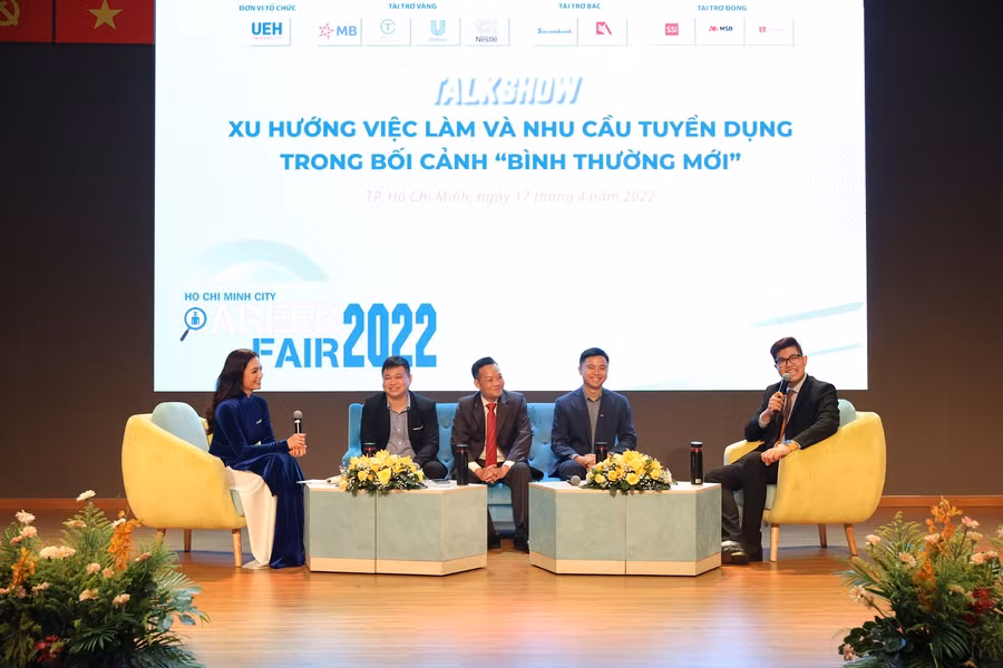 Các chuyên gia tham gia Talkshow để trao đổi, chia sẻ kinh nghiệm với sinh viên