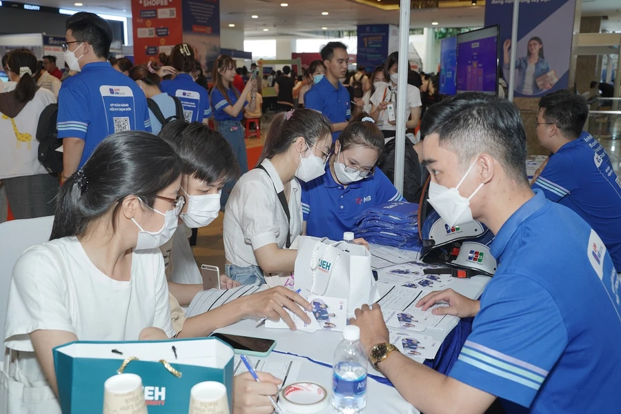 Đông đảo sinh viên tham gia phỏng vấn, tìm kiếm việc làm tại UEH CAREER FAIR