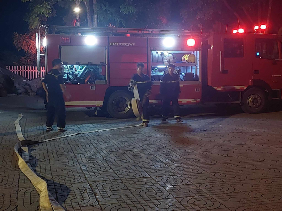 Lực lượng cứu hỏa điều 5 phương tiện đến hiện trường. (Ảnh: CTV) Lực lượng cứu hỏa điều 5 phương tiện đến hiện trường. (Ảnh: CTV)