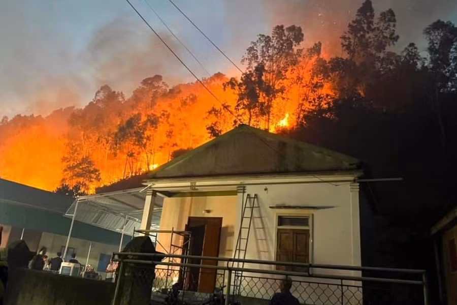 Ngọn lửa uy hiếp nhà dân dưới chân núi. (Ảnh: L.A)