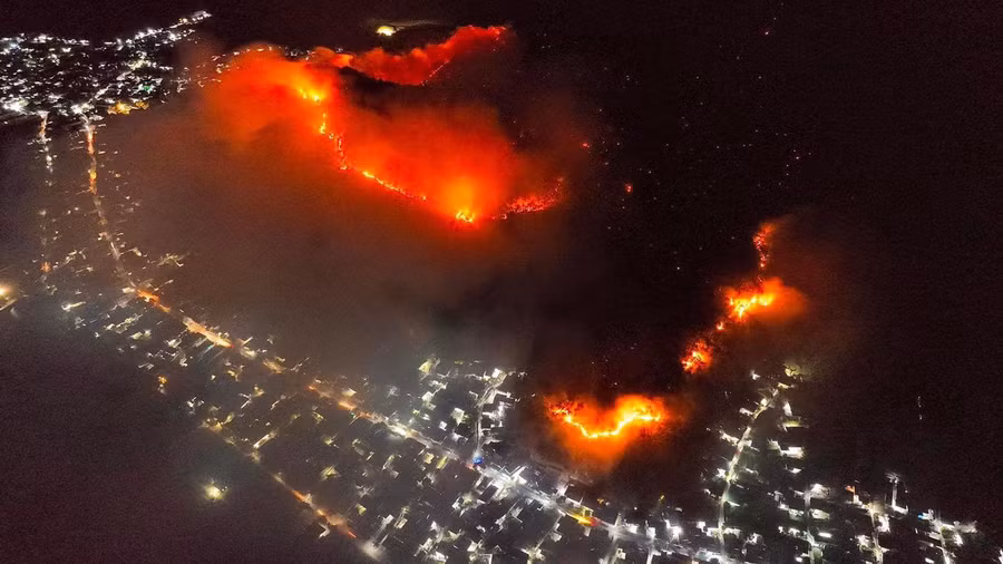 Cháy rừng ở xã Thượng Tân Lộc nhìn từ trên cao. (Ảnh: Nguyễn Trung Kiên)