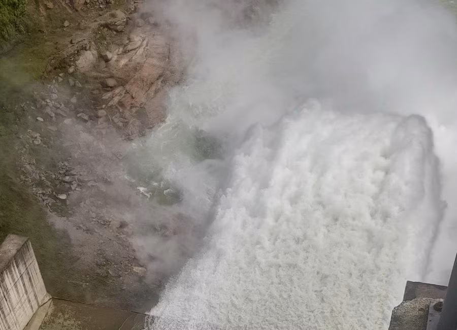 Thuỷ điện Đăkdrinh xả điều tiết nước hồ chứa.