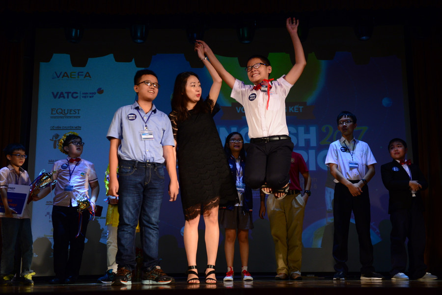 Thí sinh Nguyễn Nhật Minh phấn khích khi nghe Ban giám khảo sướng tên cho vị trí quán quân khối 5