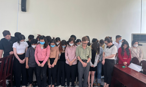 Các đối tượng liên quan được đưa về trụ sở công an.