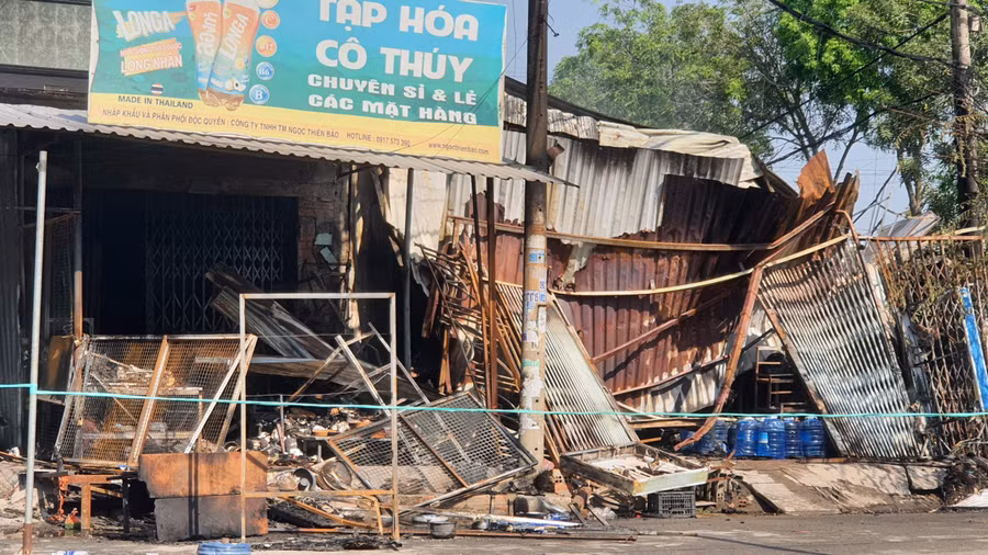 Nhiều tài sản cùng 7 kiot bị thiêu rụi.