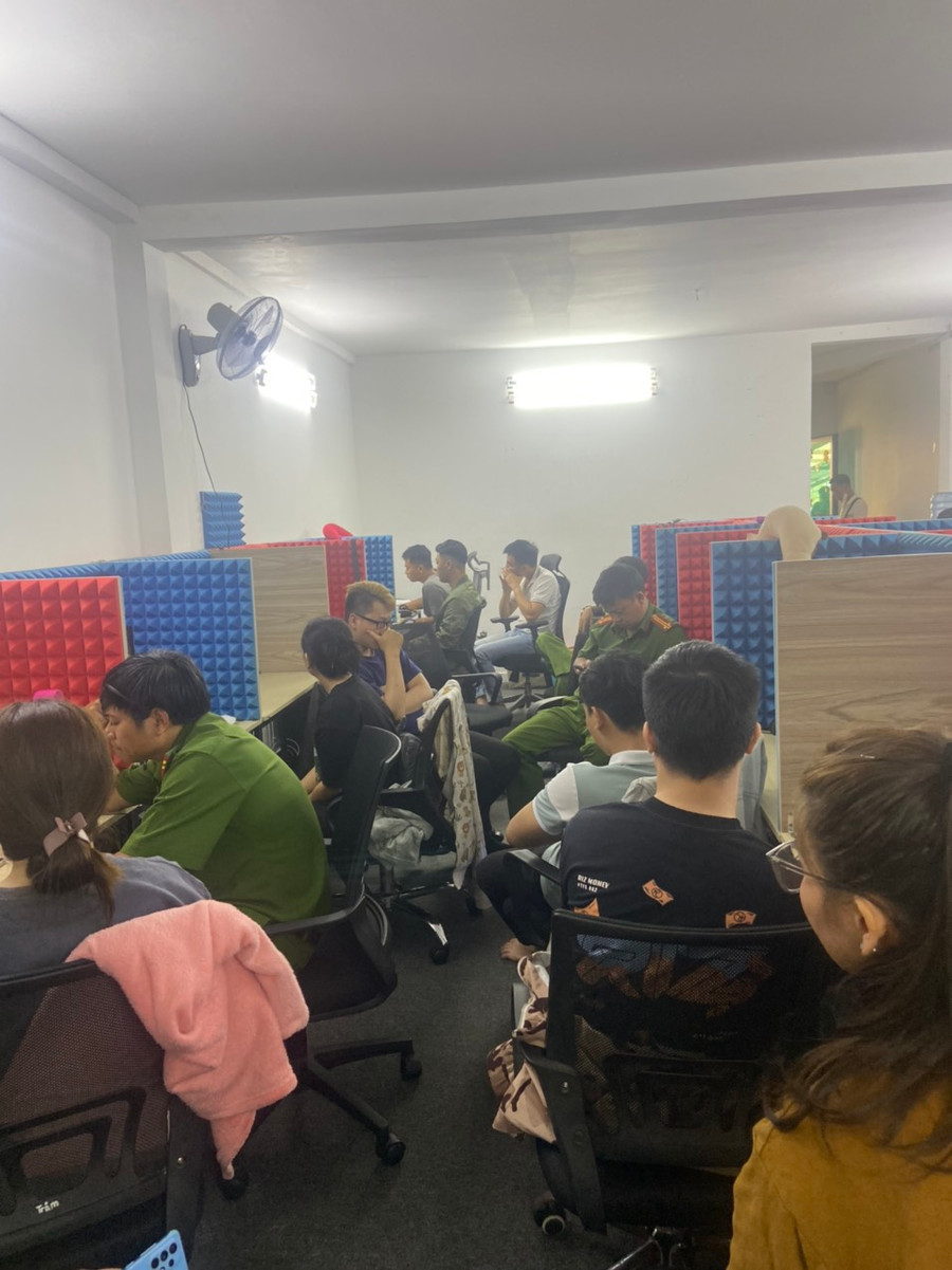 Công an khám xét nơi làm việc của các đối tượng.