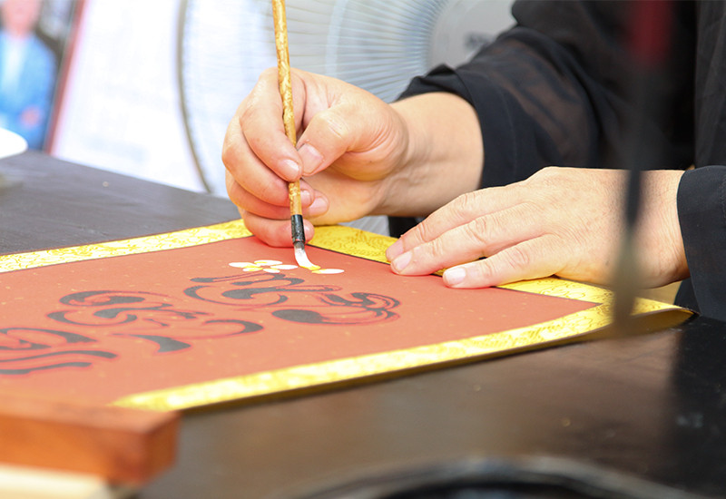 Nét thư pháp mộc mạc được viết ra từ bàn tay của người cầm bút