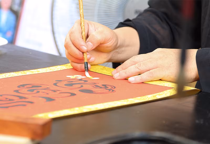 Nét thư pháp mộc mạc được viết ra từ bàn tay của người cầm bút