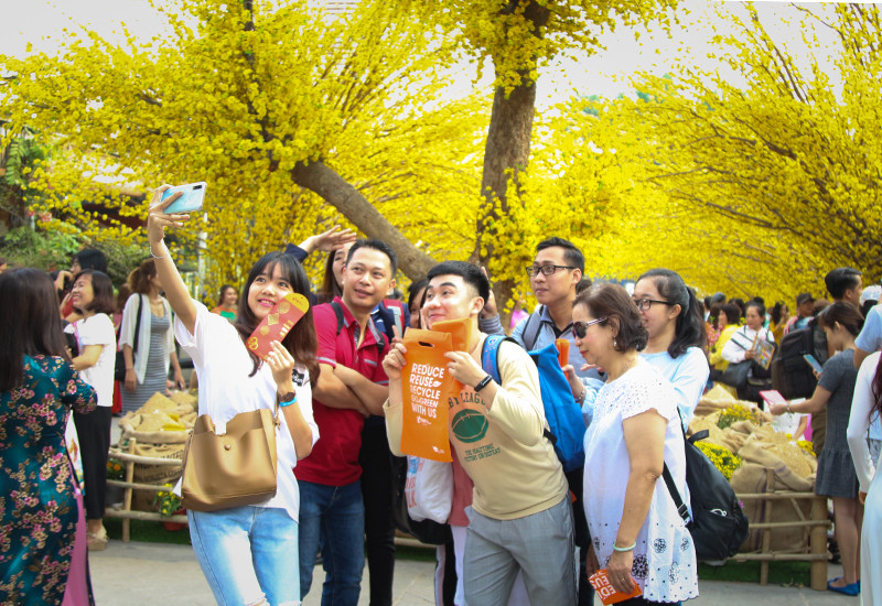 Một nhóm bạn cùng "Selfie" với mai vàng