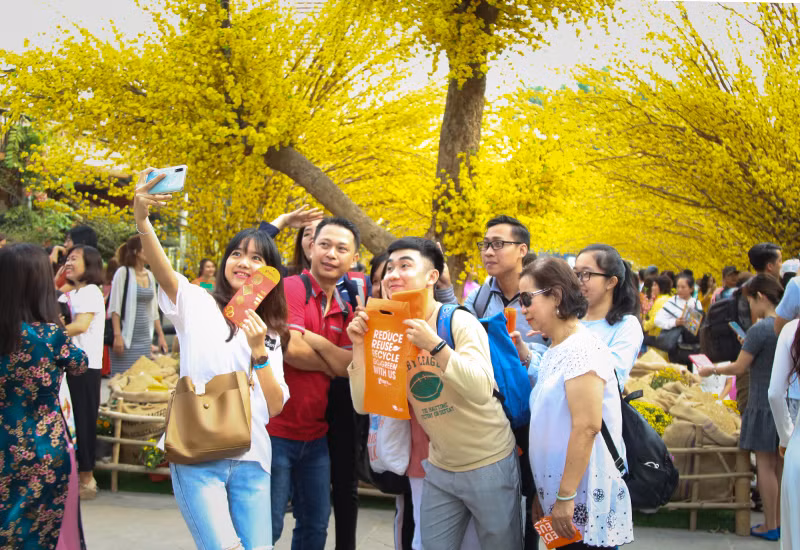 Một nhóm bạn cùng "Selfie" với mai vàng