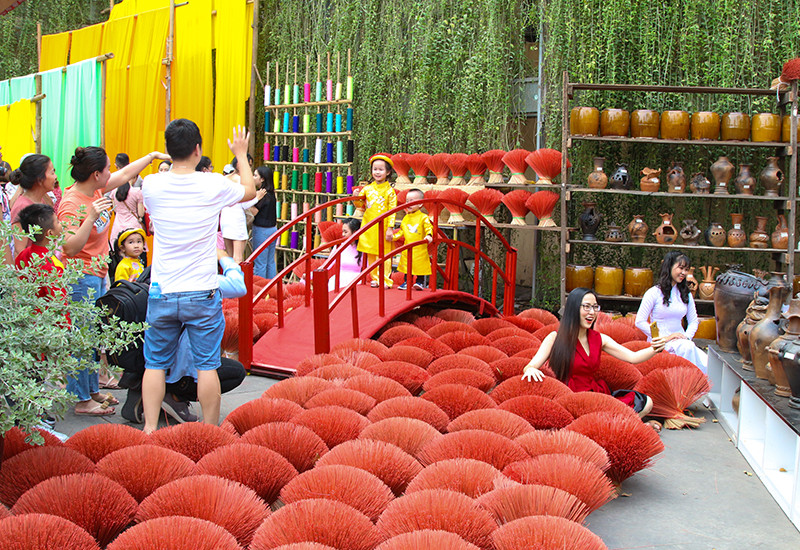 Ngoài thư pháp và mai vàng, góc Tết Việt còn có những không gian về các làng nghề truyền thông như làng nghề làm nhang....