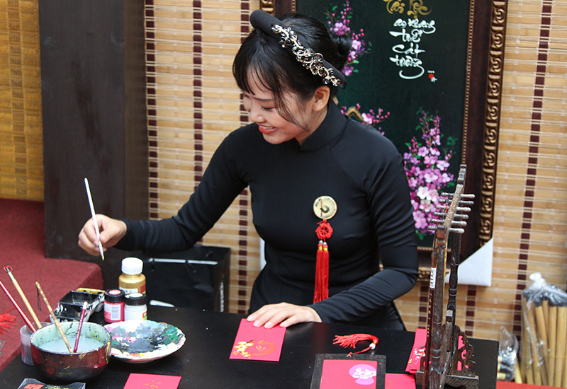 Không chỉ có ông đồ, góc Tết Việt còn có cả những "Bà đồ" duyên dáng cùng nét thư pháp