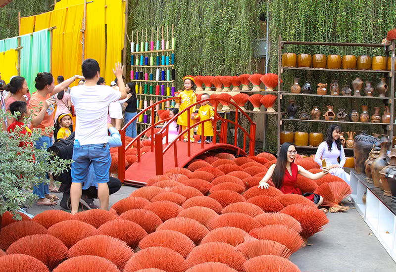 Ngoài thư pháp và mai vàng, góc Tết Việt còn có những không gian về các làng nghề truyền thông như làng nghề làm nhang....