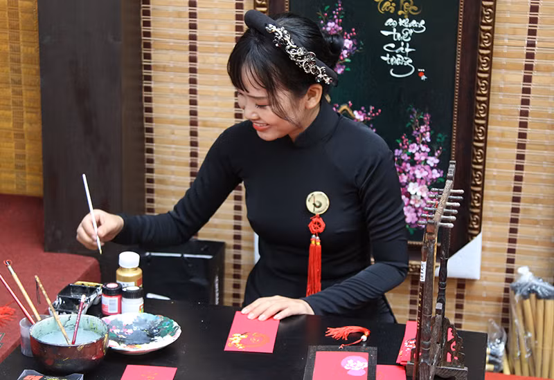Không chỉ có ông đồ, góc Tết Việt còn có cả những "Bà đồ" duyên dáng cùng nét thư pháp
