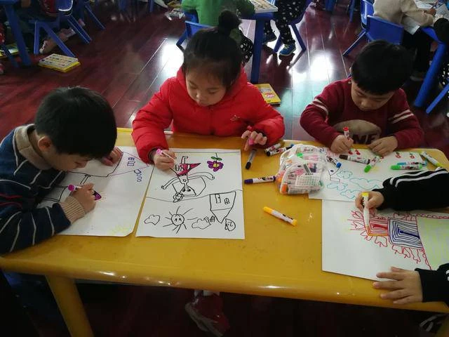 Giao bài tập “vẽ mẹ của em” cho bé mẫu giáo, cô giáo xem bức tranh mà hết hồn