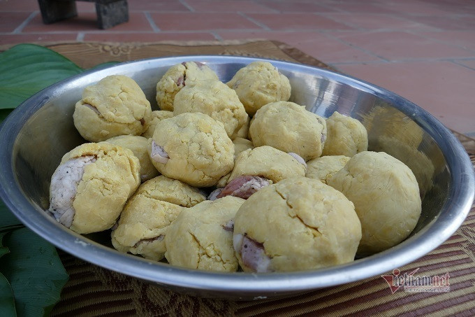 Anh Nguyễn Văn Mão - người làng Tranh Khúc chia sẻ thêm, đỗ dùng trong bánh chưng là loại tách vỏ, sau khi ngâm sẽ được đồ với chút muối và được làm nhuyễn. Sau đó, đỗ được mang đi bọc với thịt đã tẩm ướp. Làng sản xuất bánh chưng Hà Nội tất bật ngày cuối năm