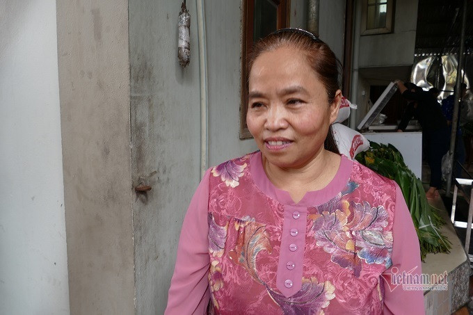 Bà Phạm Thị Tuyết (58 tuổi) - chủ một cơ sở sản xuất bánh chưng cho hay, các hộ dân ở đây bận rộn nhất từ ngày rằm tháng Chạp đến hết 3 tháng đầu năm. Làng sản xuất bánh chưng Hà Nội tất bật ngày cuối năm