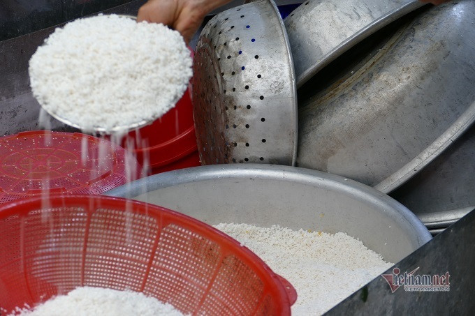 Nguyên liệu làm bánh chưng bao gồm: Lá rong, gạo nếp nhung hoặc nếp cái hoa vàng còn nguyên cám, đỗ lọc vỏ, thịt lợn ba chỉ hoặc thịt vai ướp với các gia vị như nước mắm, hạt tiêu sọ... Làng sản xuất bánh chưng Hà Nội tất bật ngày cuối năm