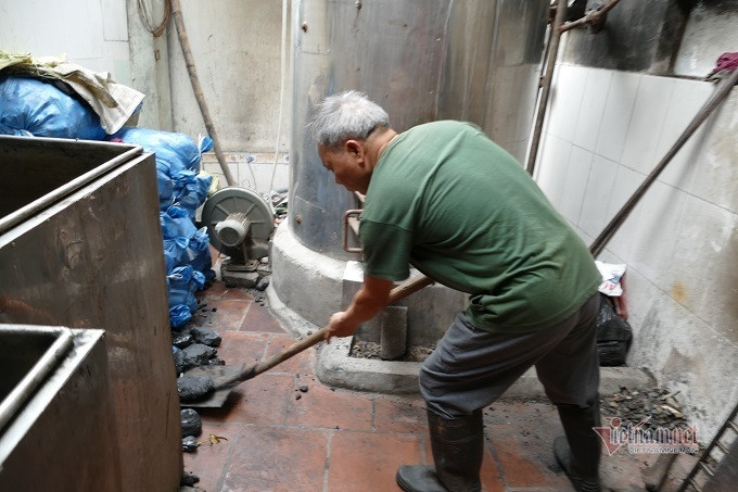 Hiện nay, dân làng Tranh Khúc không còn sử dụng bếp than, củi để luộc bánh mà đã chuyển sang dùng bếp điện hoặc nồi hơi.Nồihơi giúp luộc được nhiều bánh hơn, ngon hơn, tuy nhiên giá thành đầu tư cũng cao hơn. Làng sản xuất bánh chưng Hà Nội tất bật ngày cuối năm