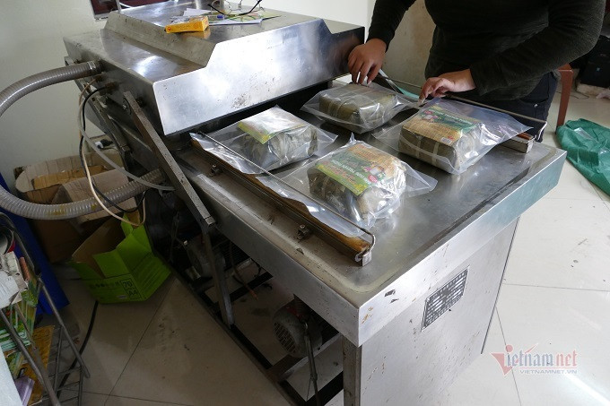Việc ép chân không giúp sản phẩm giữ được lâu hơn, không bị mốc, đảm bảo thẩm mỹ. Làng sản xuất bánh chưng Hà Nội tất bật ngày cuối năm