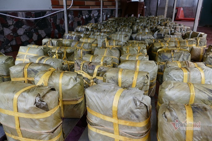 Thời gian để luộc bánh theo tiêu chuẩn là từ 9 - 11 tiếng. Sau khi luộc, lúc bóc bánh ra, bánh không bị nhão, cắt miếng bánh ta thấy mềm nhưng vỏ bánh vẫn có độ săn nhất định. Làng sản xuất bánh chưng Hà Nội tất bật ngày cuối năm